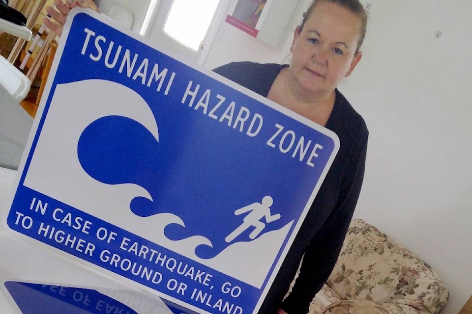 8924169_web1_171013-PAN-M-tsunami-sign-gps-th