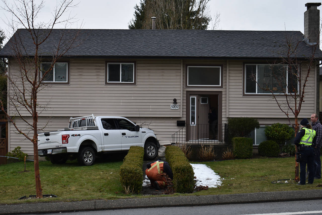 UPDATE Truck crashes into Cloverdale home Surrey NowLeader
