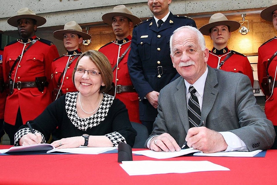 13558234_web1_180920-SNW-M-Signing-RCMP-contract