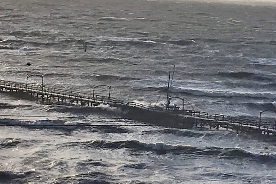 14889955_web1_WhiteRockPier-BCStorm-dec20