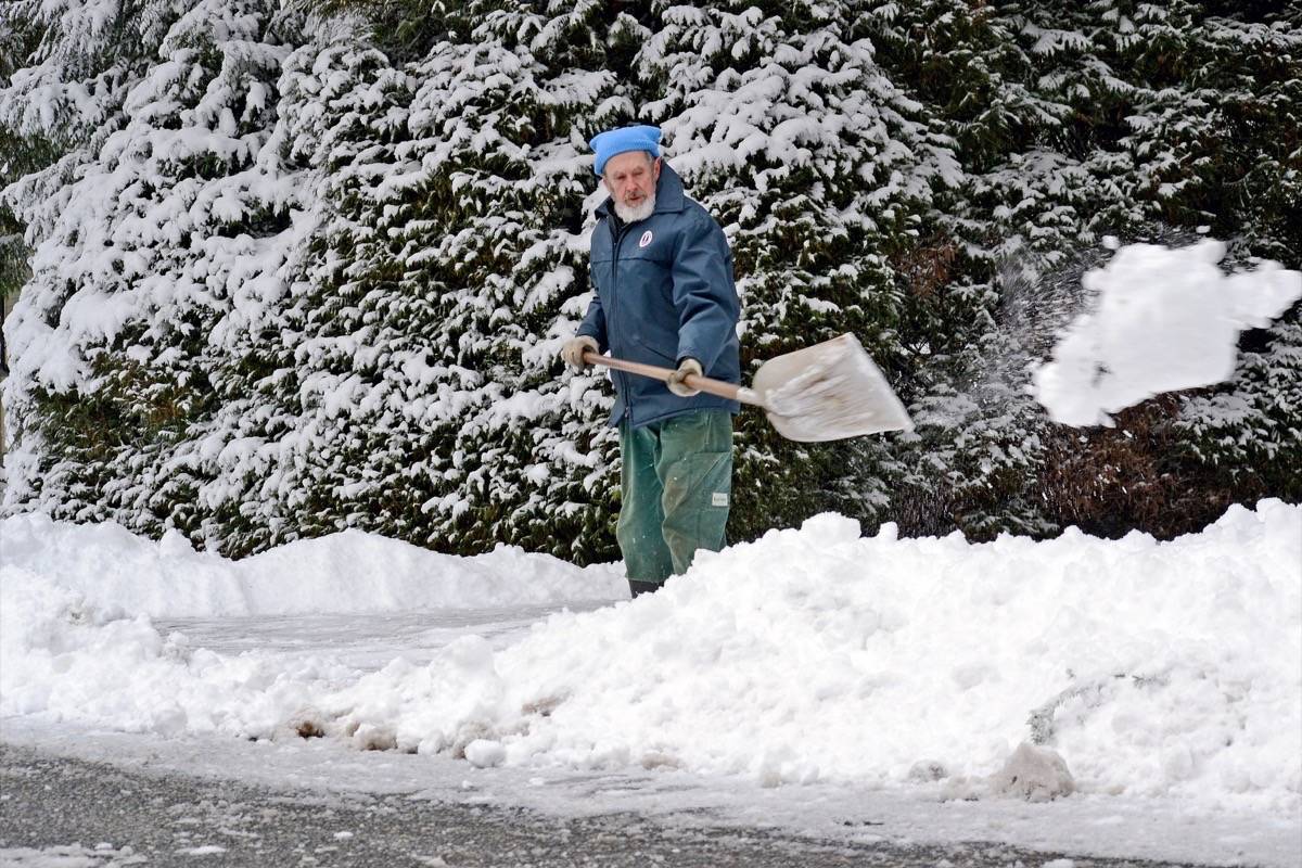 15504776_web1_190211-PAN-M-snowshovelling-th