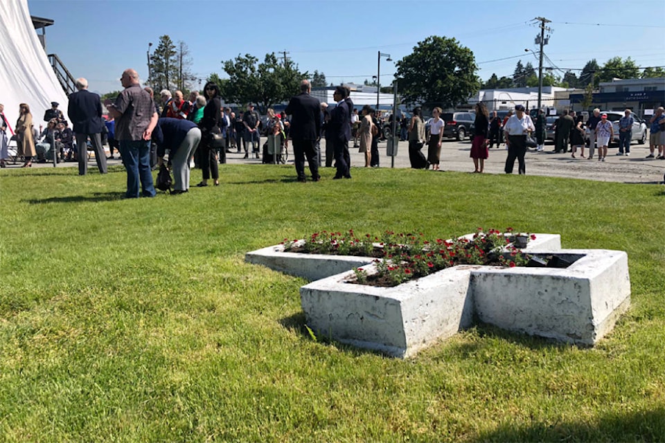 16959214_web1_groundbreaking-veterans-village-legion