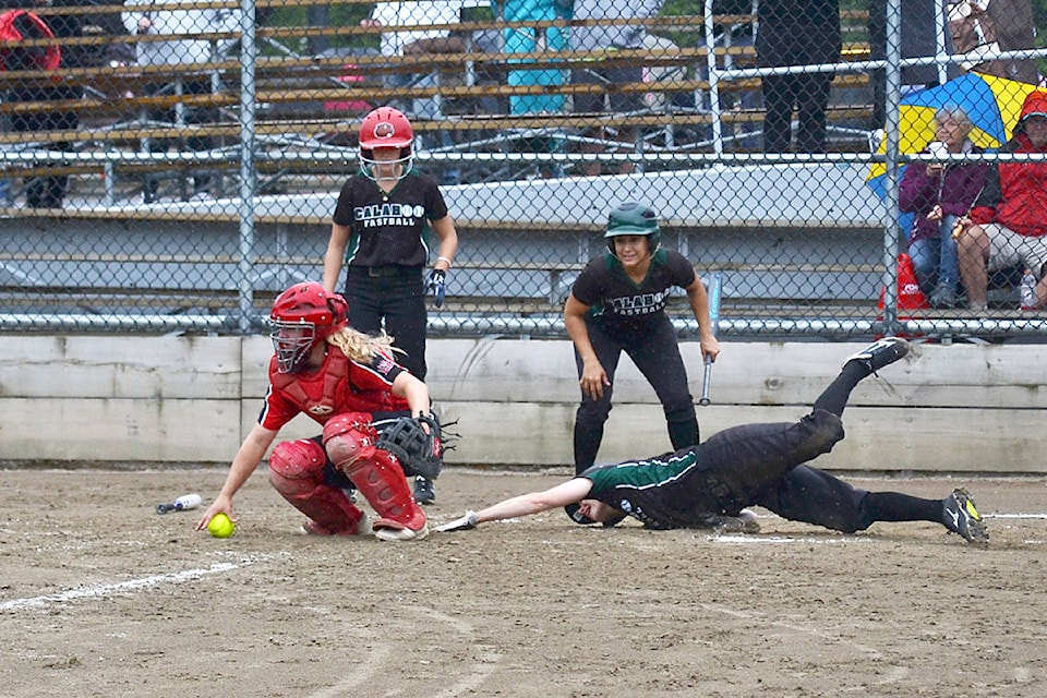 17606673_web1_softball8