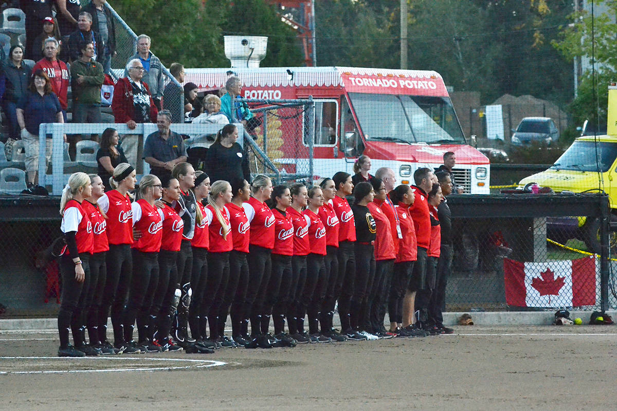 18252608_web1_190828-PAN-TeamCanadaSoftballCuba_4