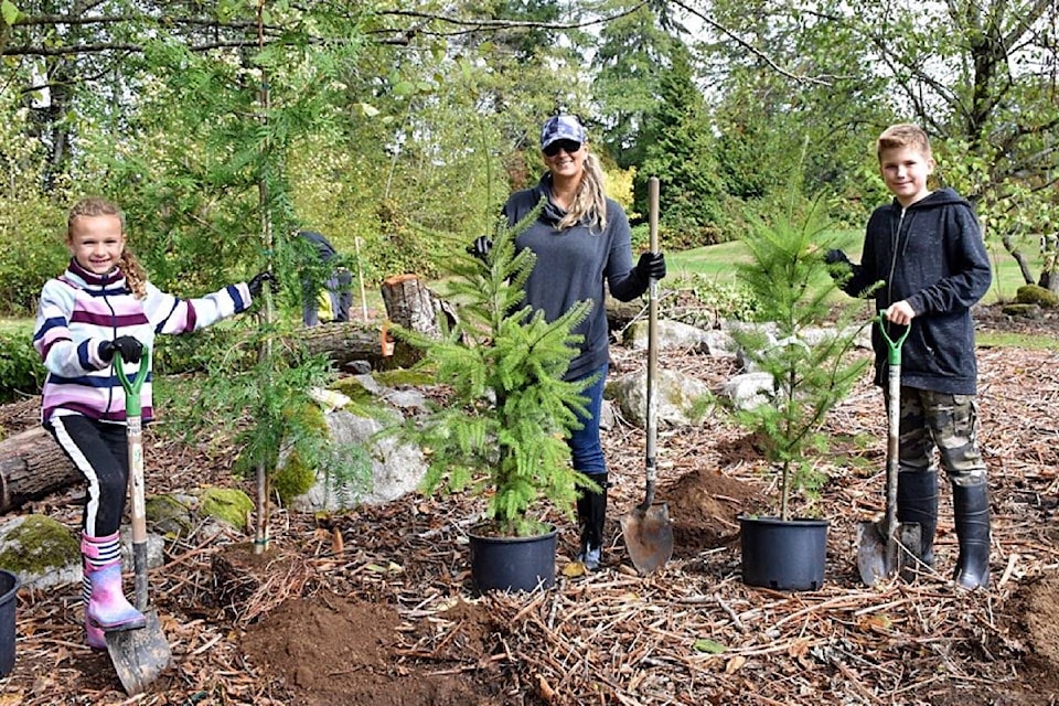 19201055_web1_191101-PAN-M-FamilyTreePlanting-CoS-photo