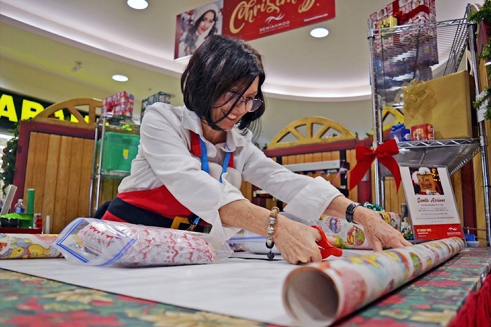 19487961_web1_191122-PAN-M-wrapping-louise-th
