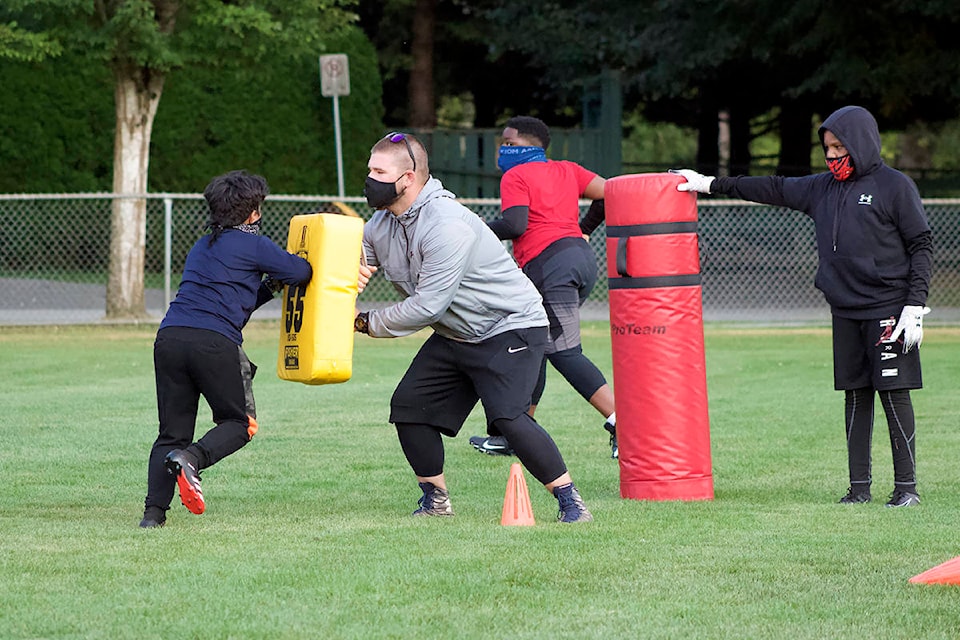 22827528_web1_201001-SUL-MinorFootballSurrey-practice_1