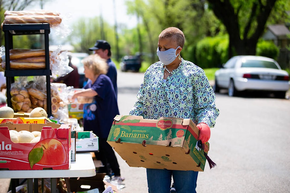 23566583_web1_201125-SFE-foodbank_4