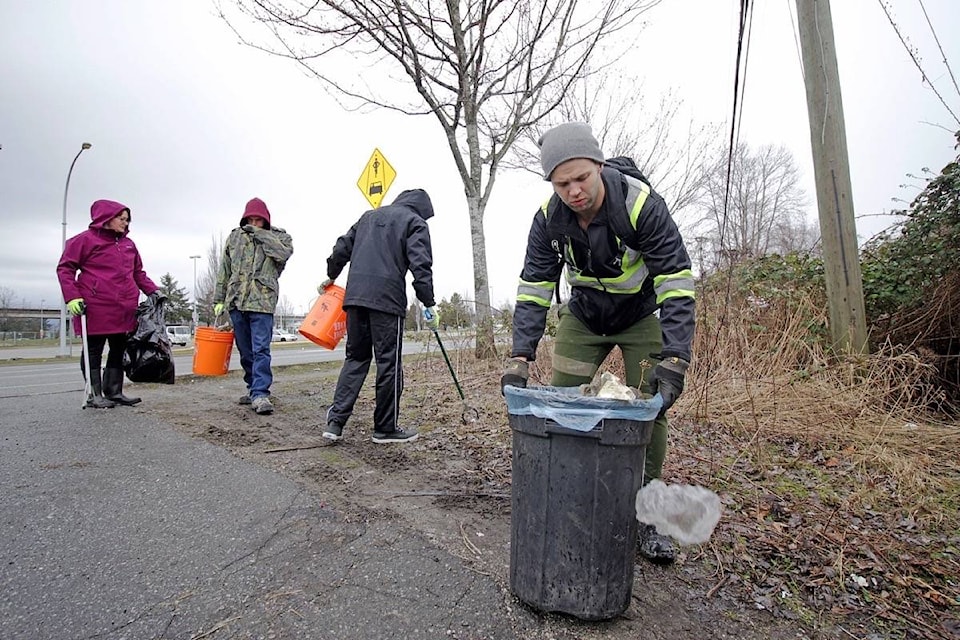 24466134_web1_200311-SUL-TrashTalk-CleanUp-volunteers_3