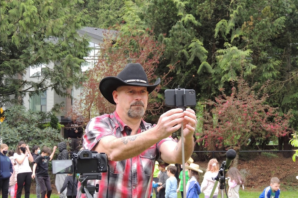Harrison country artist Todd Richard adjusts his camera before filming “Green and Blue” as sung by he and the students of Harrison Hot Springs Elementary. (Adam Louis/Observer)