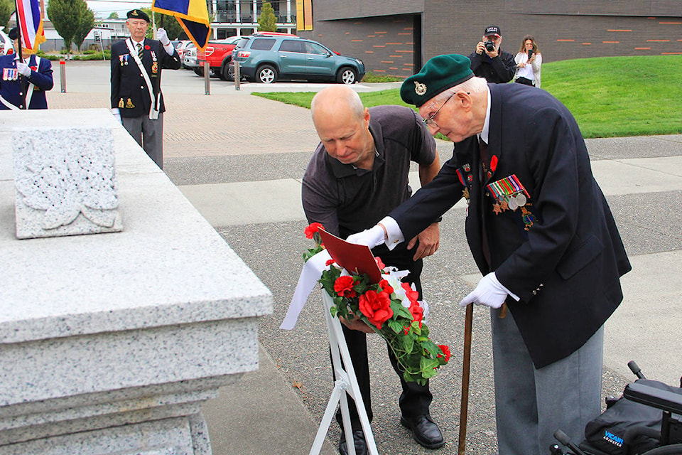 Kevin Wise helps his father Reginald Wise, 96, lay a wreath at the Cloverdale Cenotaph Aug. 19, 2021—the 79th anniversary of the Dieppe raid in World War II. Wise, a WWII veteran, laid the wreath to honour the men who died during the raid. (Photo: Malin Jordan)
