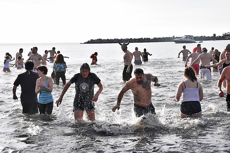 27654474_web1_180102-PAN-M-WhiteRock-Polar-Bear-Plunge-lp-16