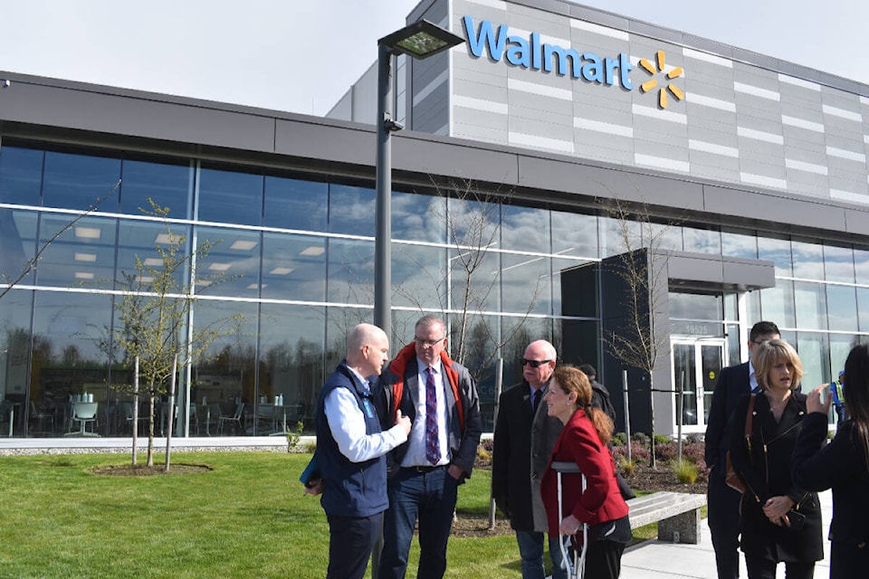 28792151_web1_220421-PAN-WalmartCentreOpens-sized_2