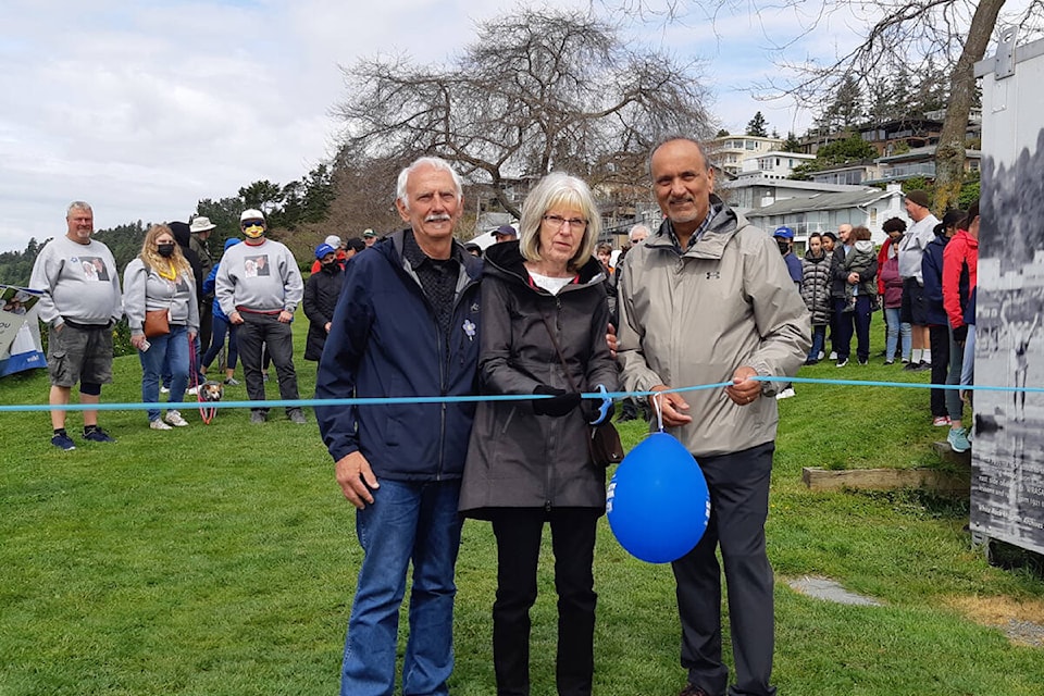 Walk honourees Donna and Mike Wager with Harry Bains, Minister of Labour cutting the ribbon to begin the Walk for Alzheimer’s at Bayview Park on Sunday afternoon. (Contributed photo)