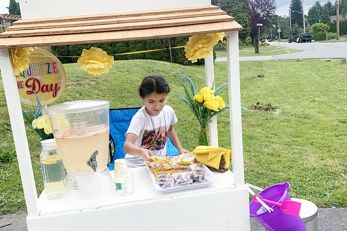 29560503_web1_220623-MRN-CF-lemonade-stand-Elizabeth_3