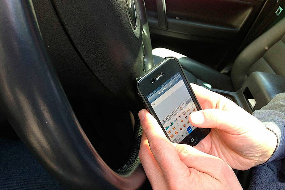 32131553_web1_texting-and-driving