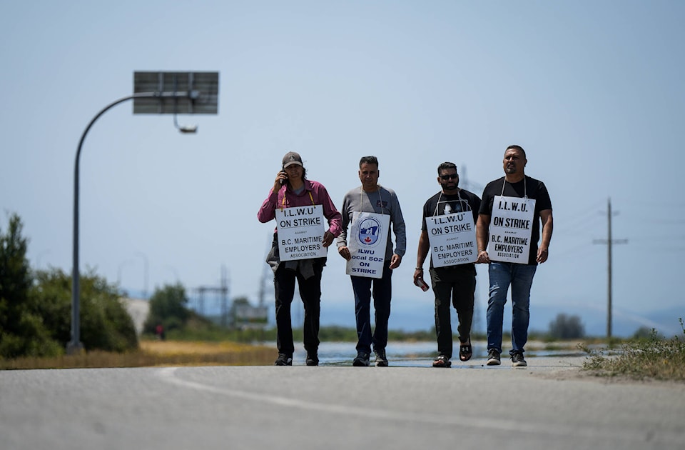 33412838_web1_230725-CPW-more-BC-labour-strife-expected-picket_1