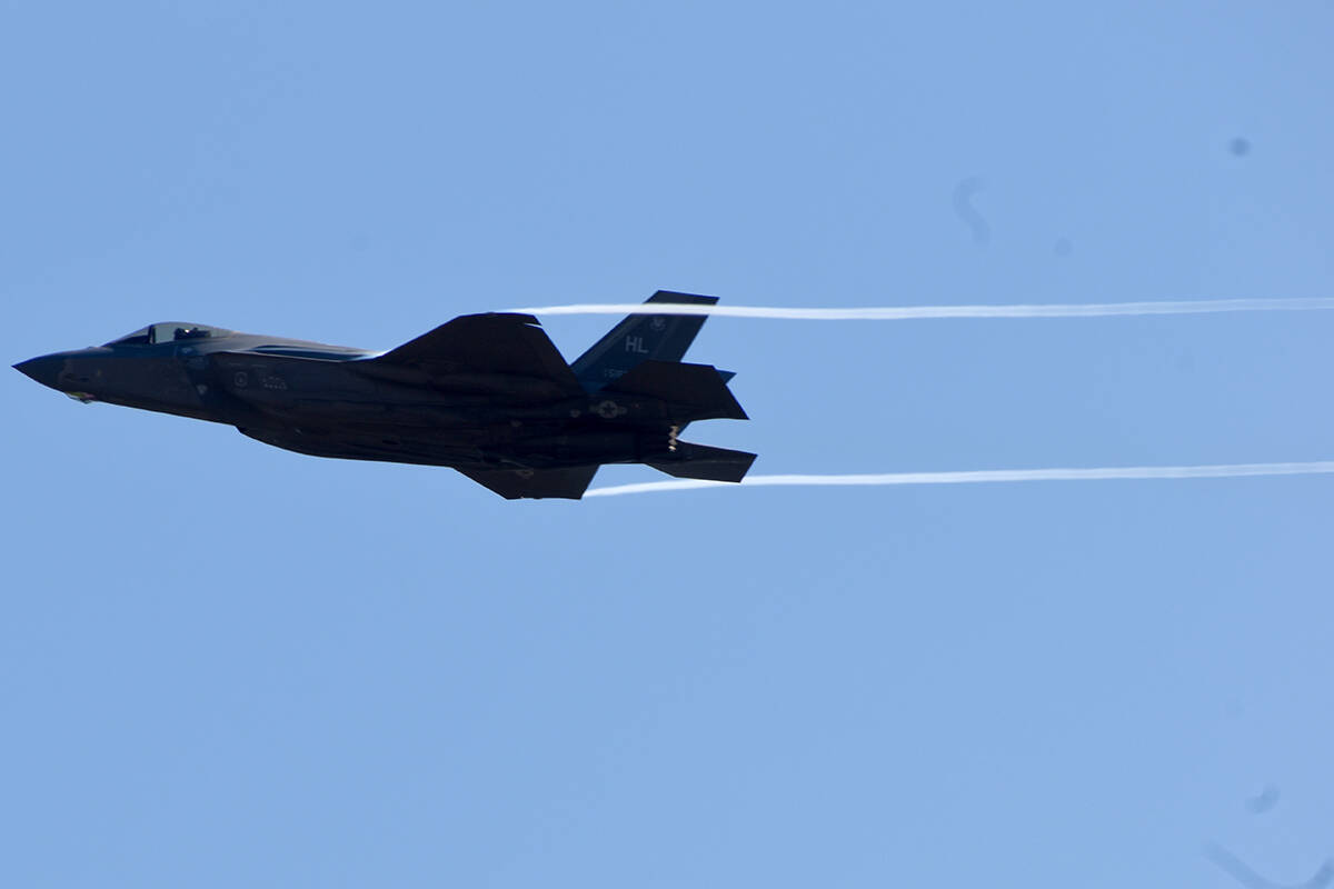 33583825_web1_230817-ABB-airshow-15_21