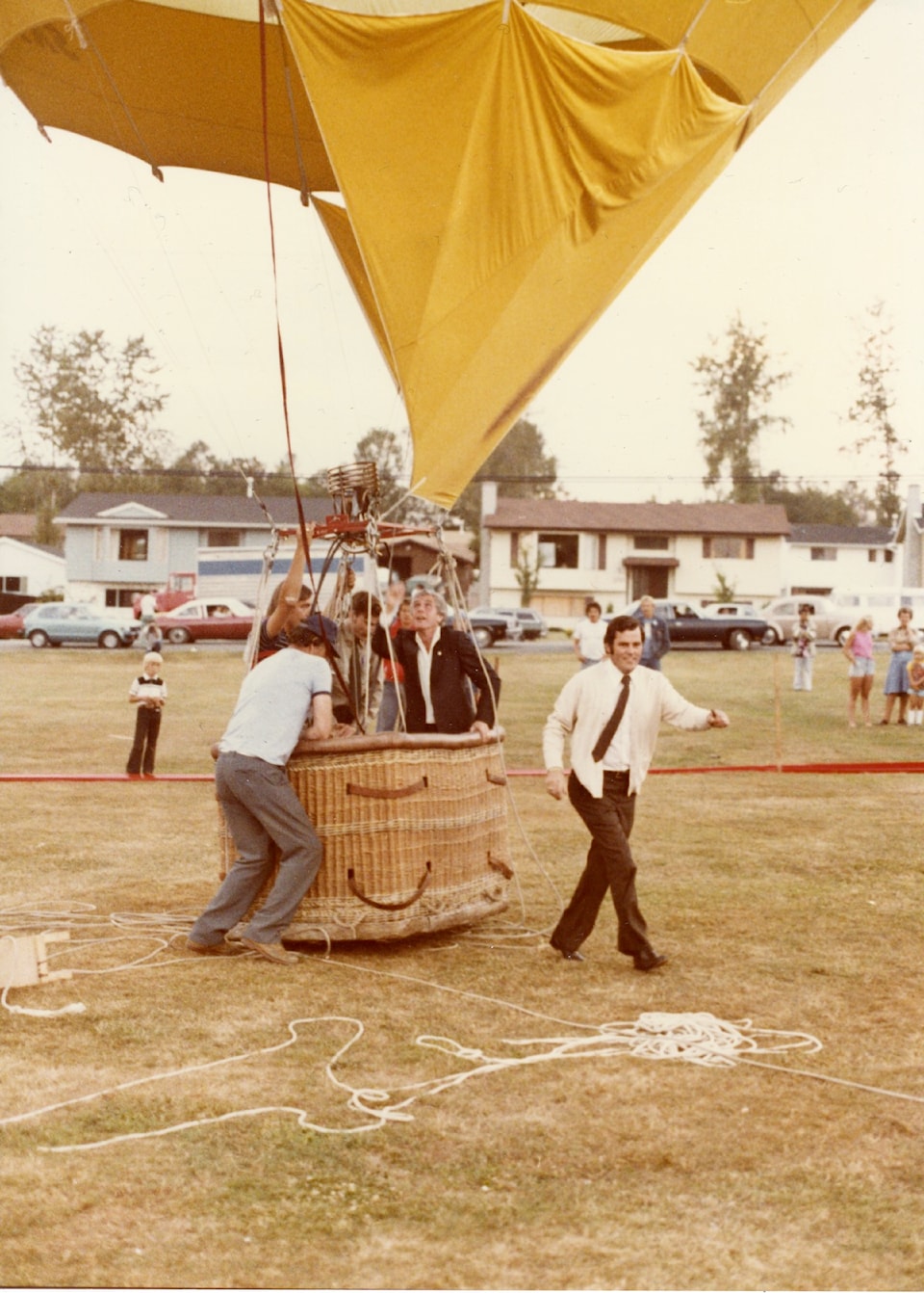 4_mayor-bill-vanderzalm-at-creative-flight-surrey-art-gallery-1978