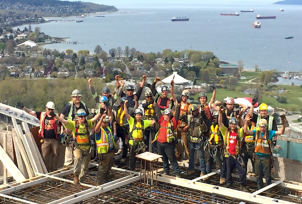bladerunners-on-building-top