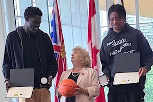 2 NBA players tower over Surrey mayor in city hall photo-op