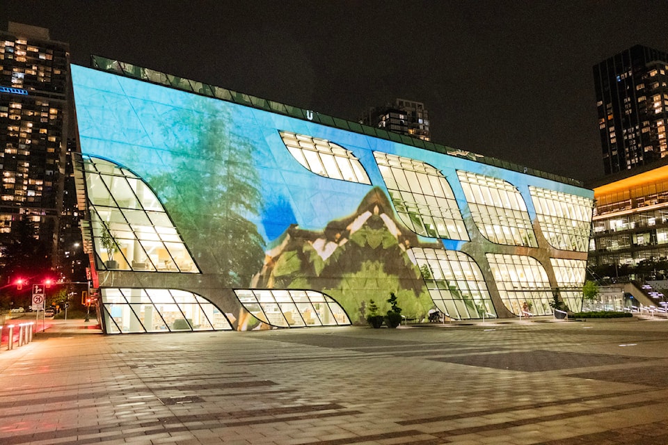 installation-image-1-of-refracted-fields-on-urbanscreen-photo-by-annie-briard