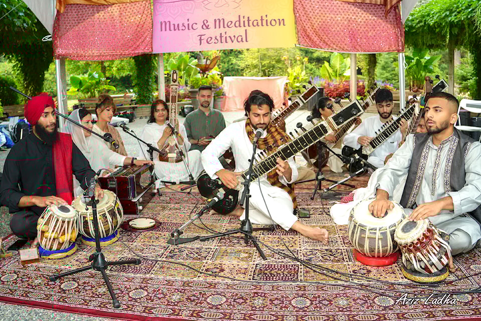 sharanjeet-with-gurukul-students