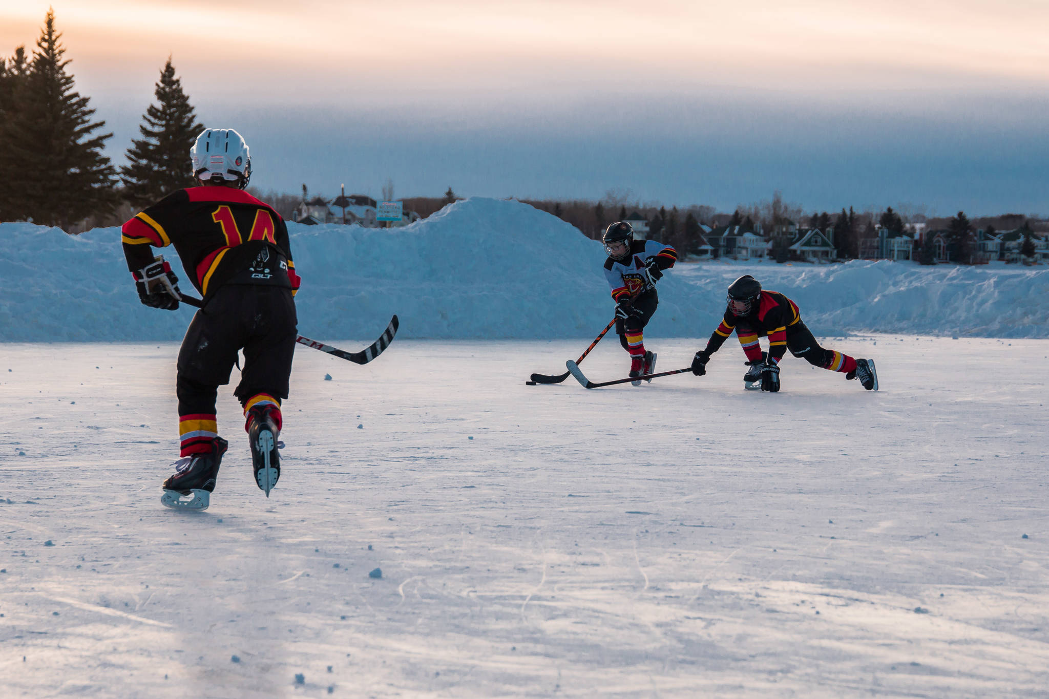 10875109_web1_OutdoorHockey7