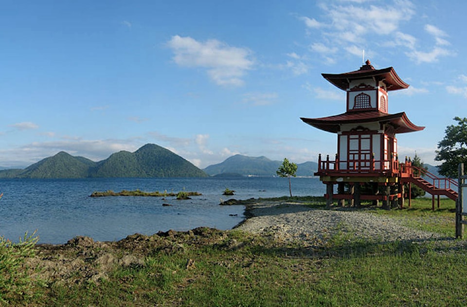 13449859_web1_800px-Shrine_Toyako_hokkaido