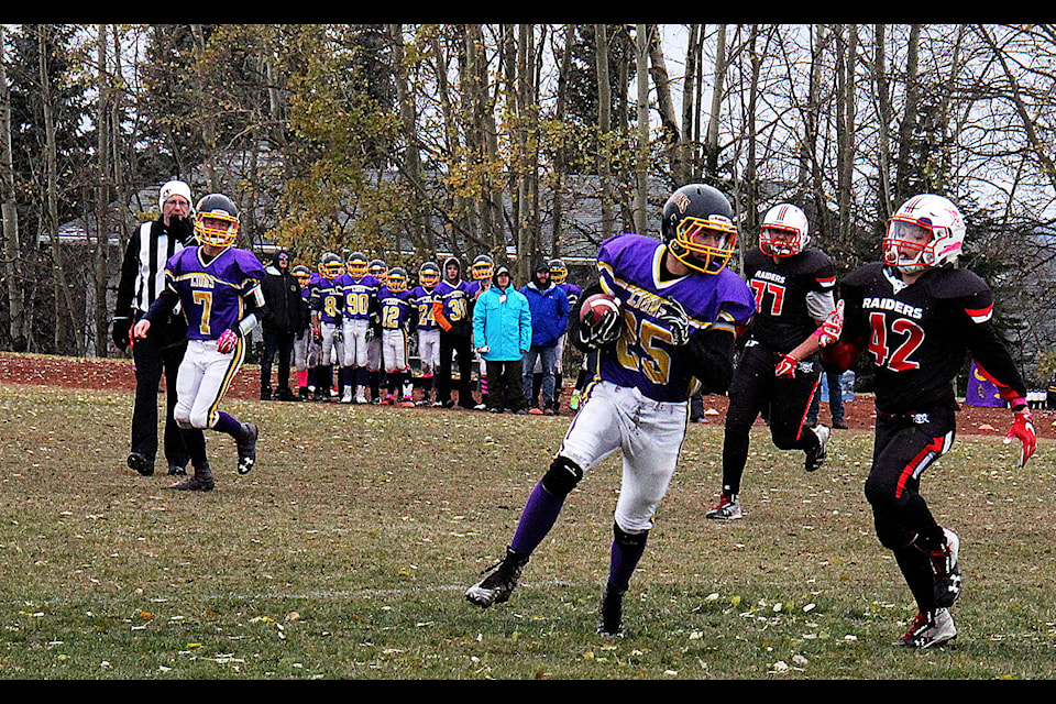 Quarterback Brett Blysma (no. 7) connects with no. 25 Cody Peever to get the Lions’ first touchdown of the game against the Lindsey Thurber Raiders with 8:29 left in the first quarter. Photo by Kaylyn Whibbs/Sylvan Lake News