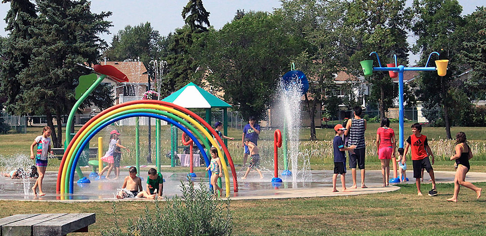 14170642_web1_180808-PON-SplashPark_1