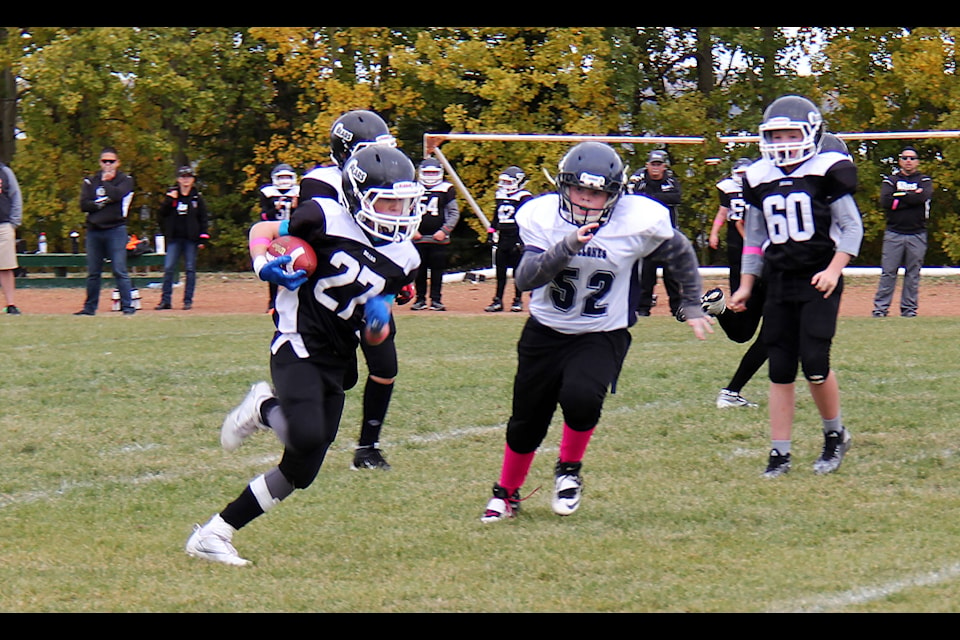 Joel Wilczek carries the ball towards the end zone during the Sylvan Lake Bear’s Saturday afternoon matchup against the Innisfail Cyclones. Photo by Kaylyn Whibbs/Sylvan Lake News