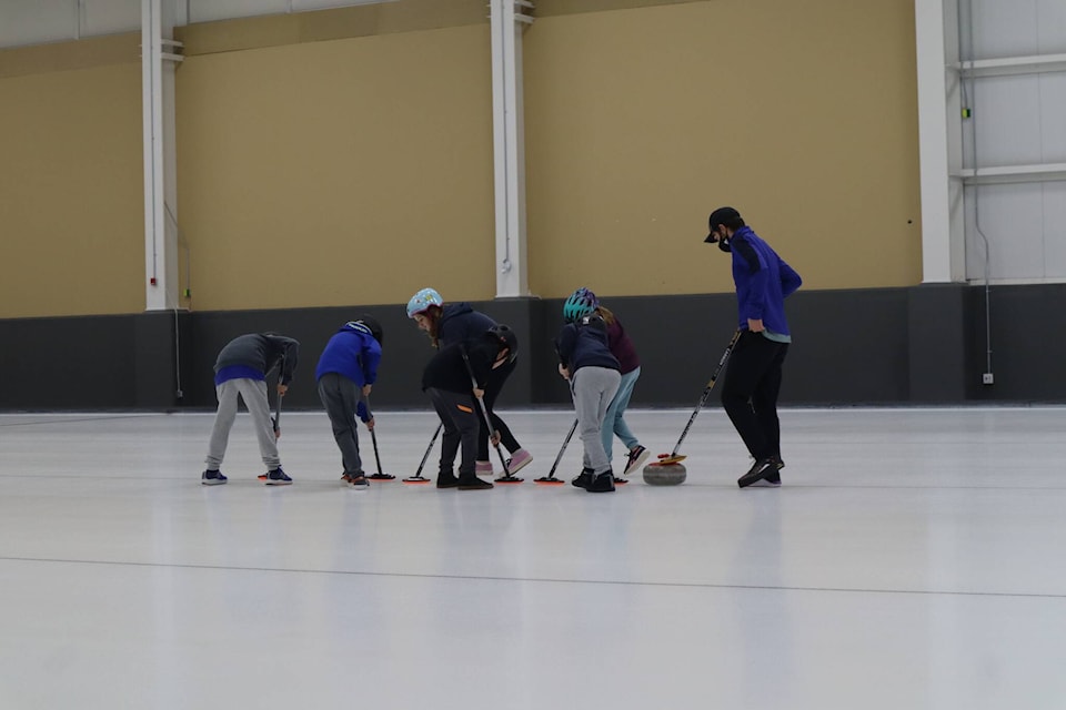 27177529_web1_211118-SLN-Youth-Curling-free-event_2