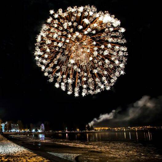 Sylvan Lake ushers in 2022 with a sky full of fireworks Sylvan Lake News
