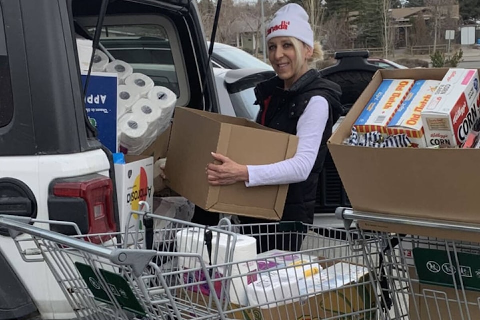 32700168_web1_230518_SLN_Hart-Food-Drive-Food-drive_1