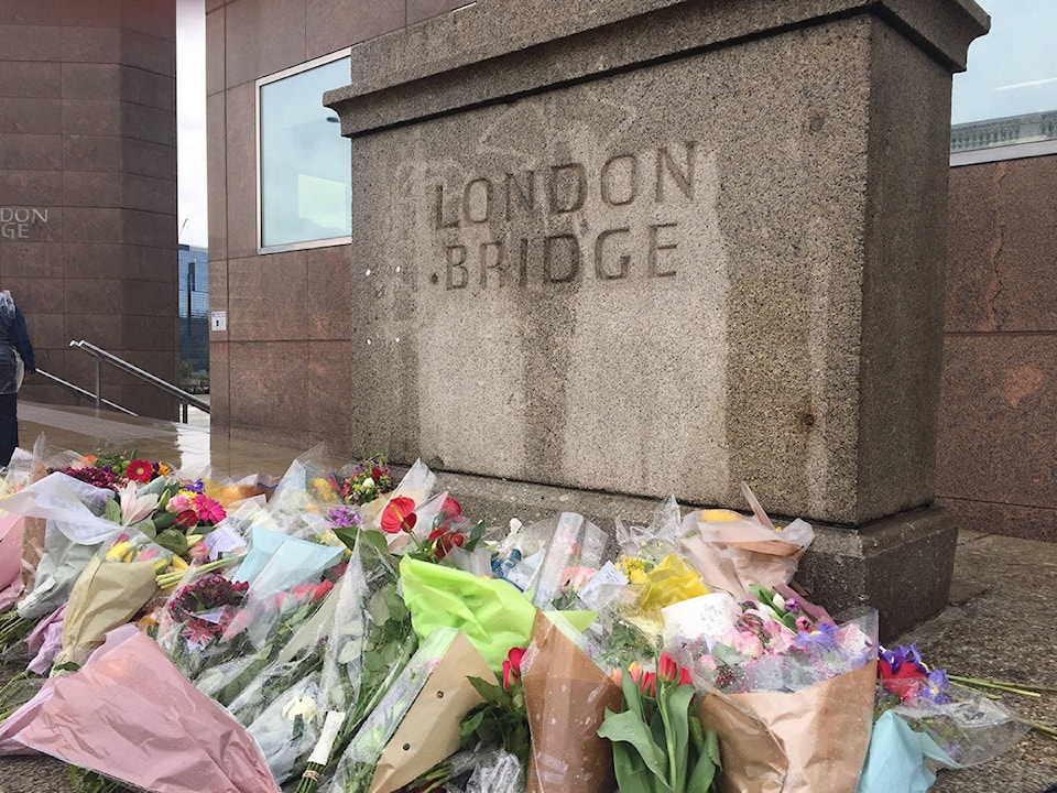 web1_London_Bridge_floral_tributes--gps