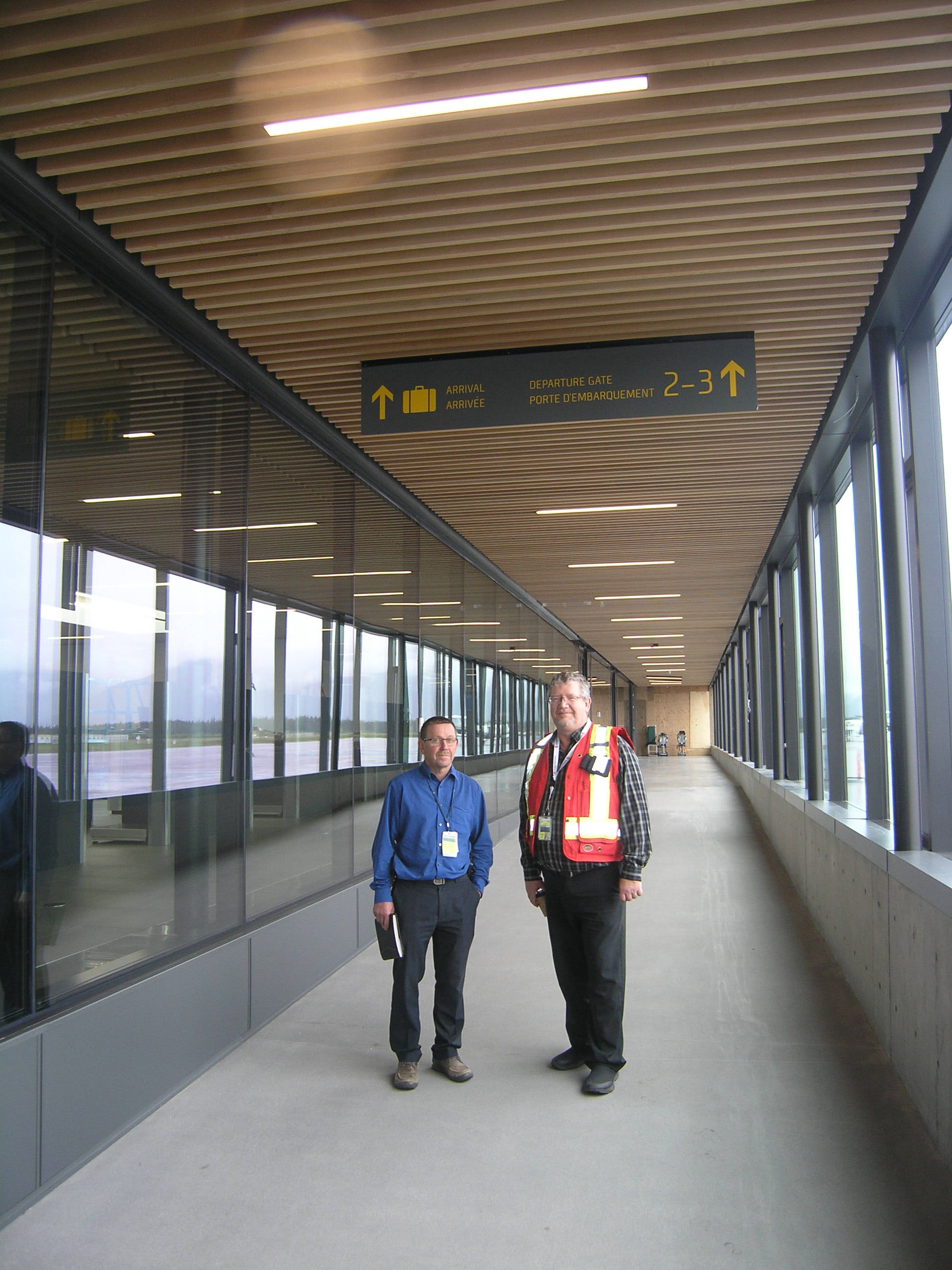 12353920_web1_180614-TST-airport.walkway