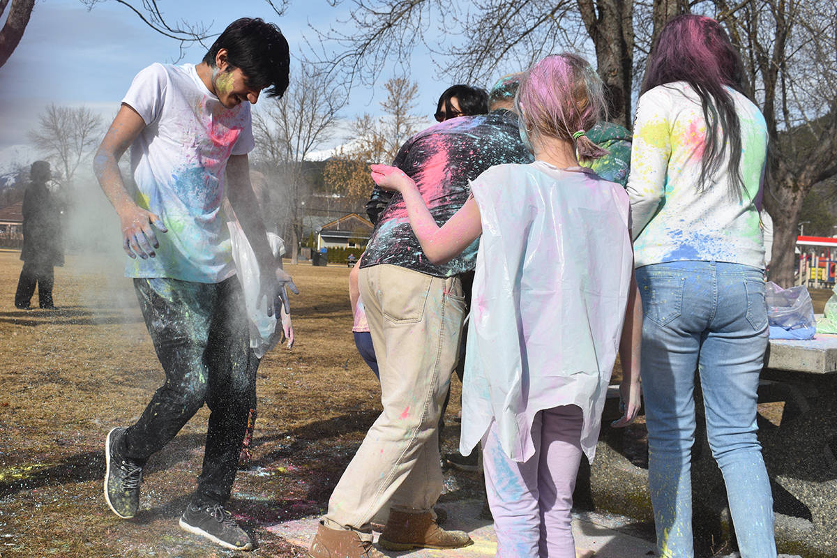 16002345_web1_TST-holi-festival1