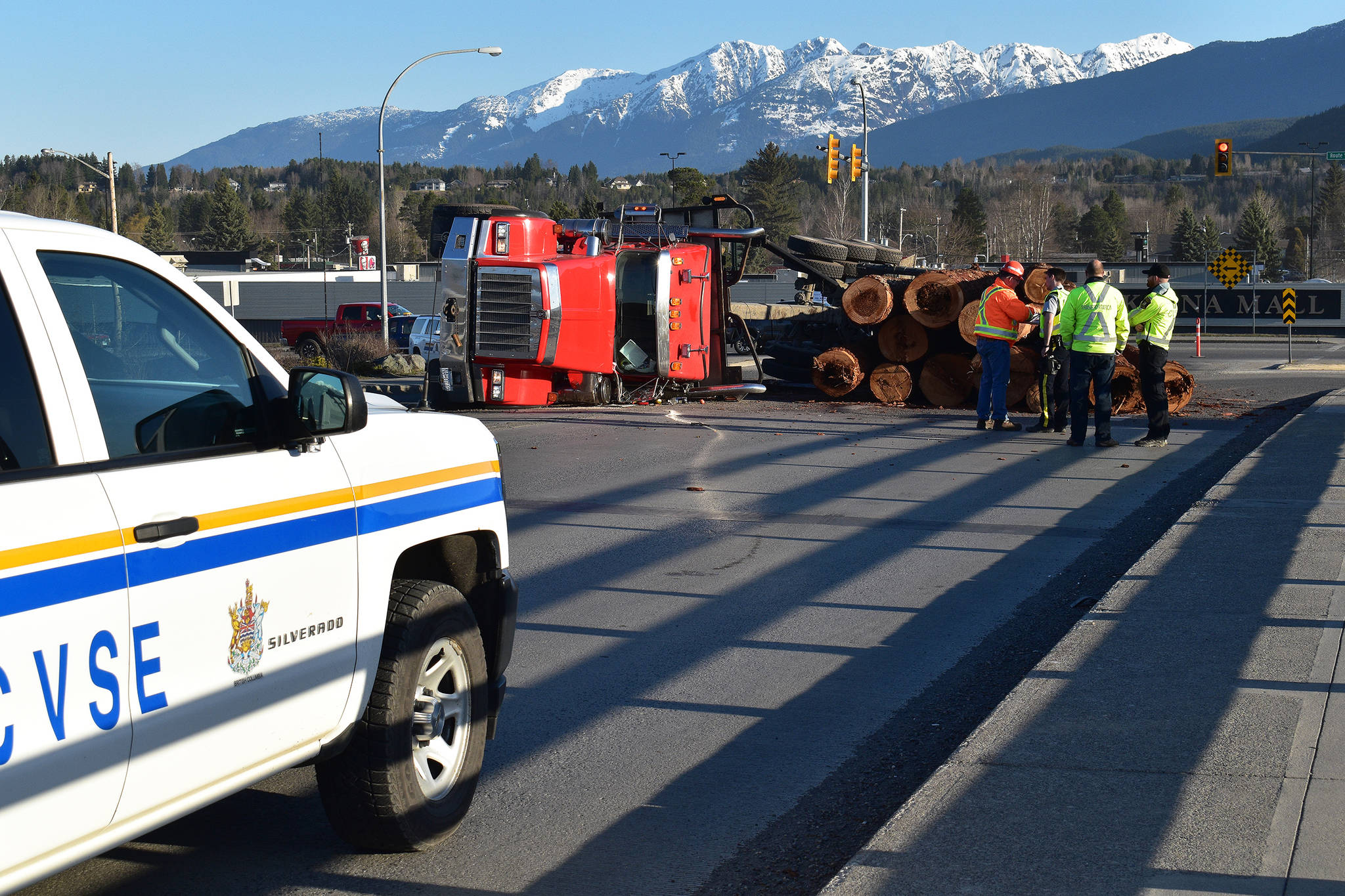 16203810_web1_TST-logging-truck-sande-overpass_1