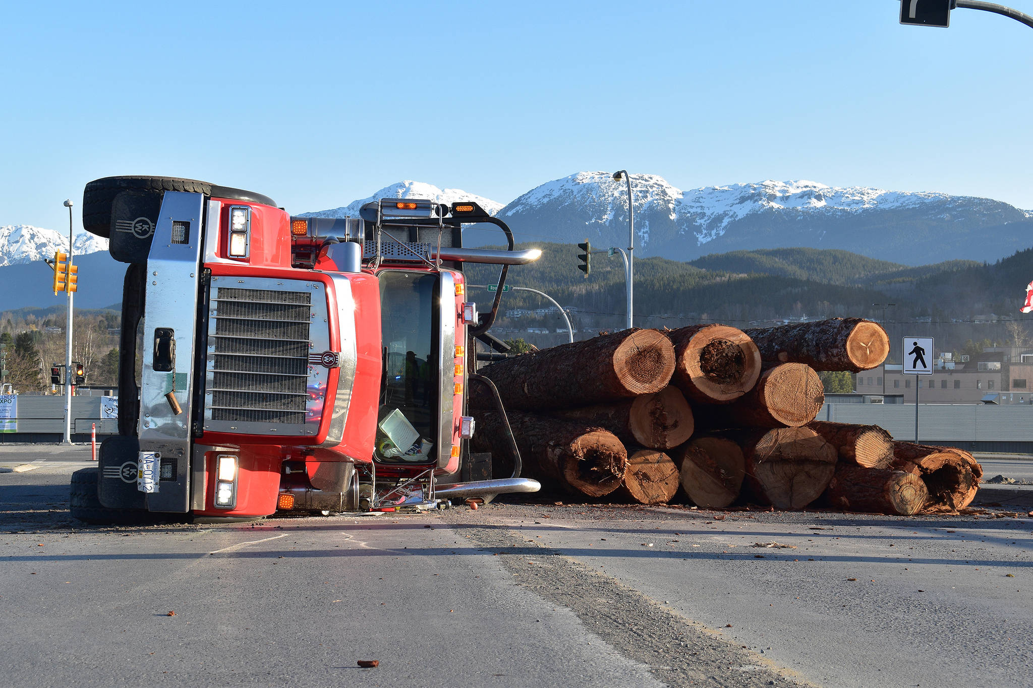 16203810_web1_TST-logging-truck-sande-overpass_3