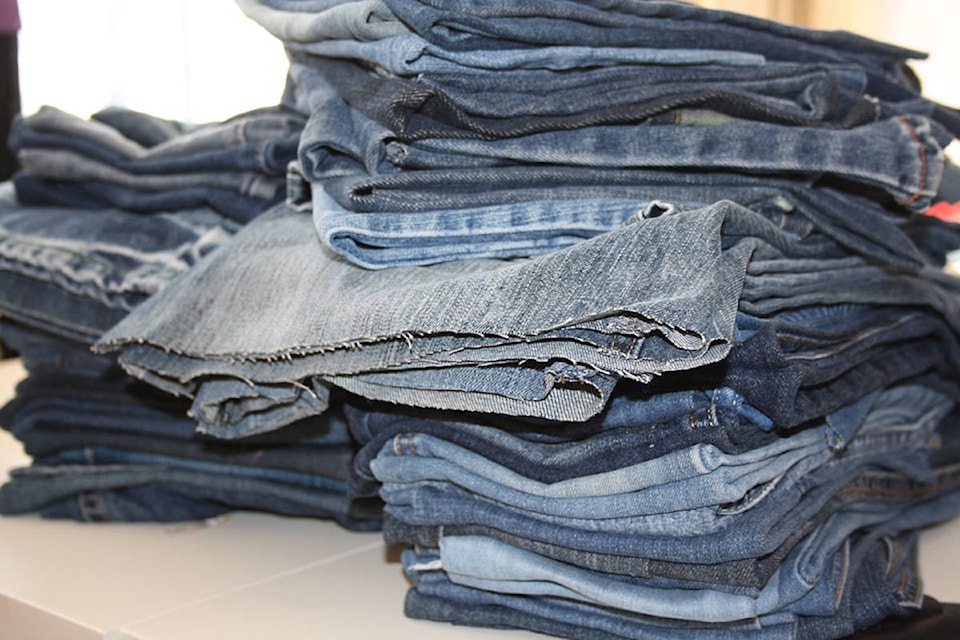 16564386_web1_old-jeans-3589262_960_720