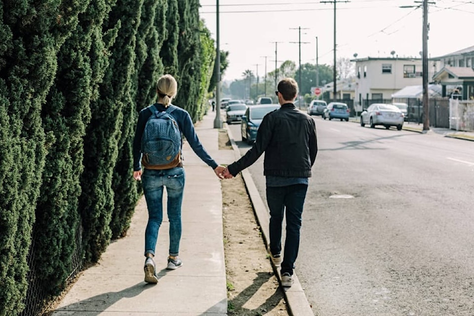 21308410_web1_couple-holding-hands-walking-love-wallpaper-preview