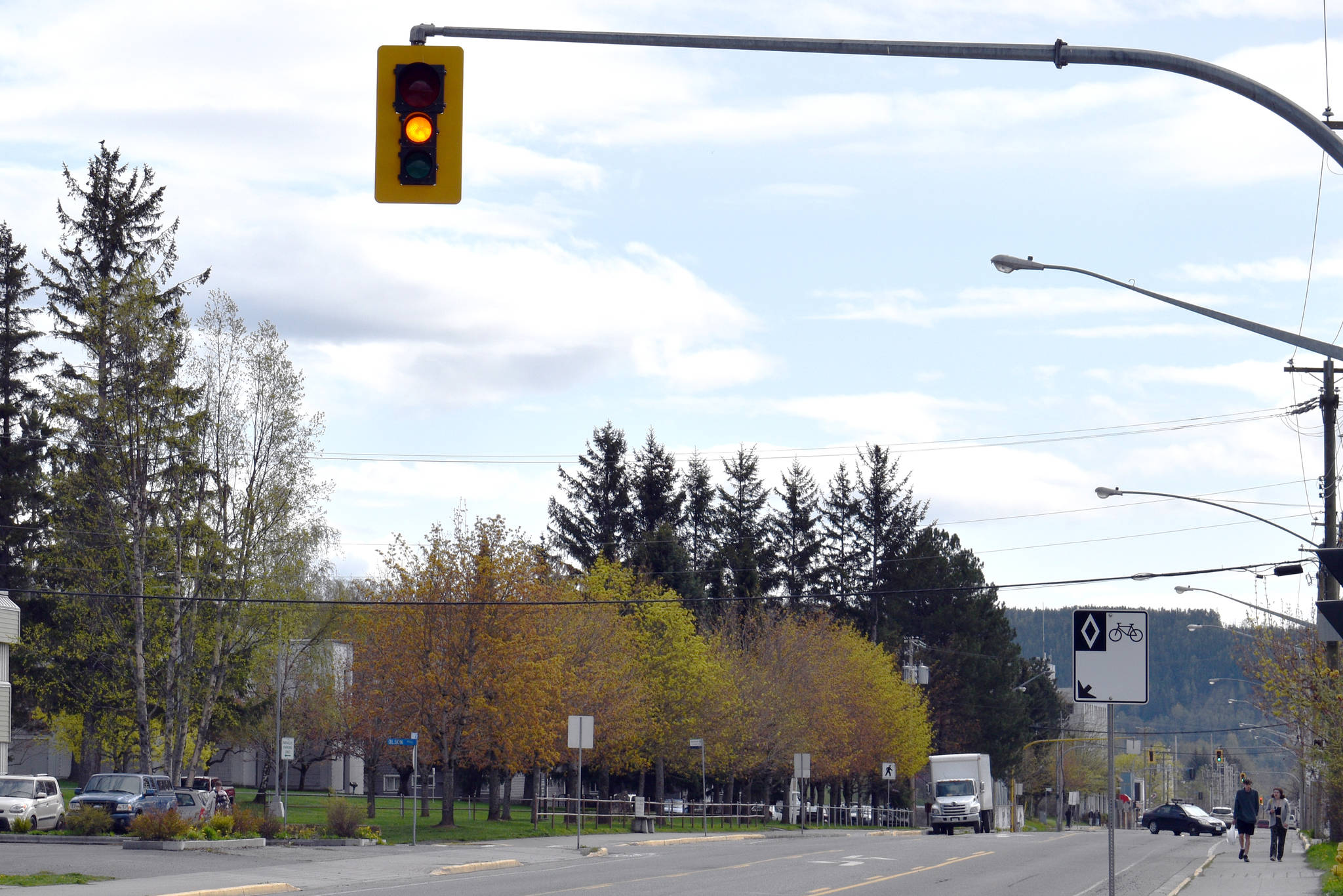 Pedestrians report close calls under malfunctioning traffic light