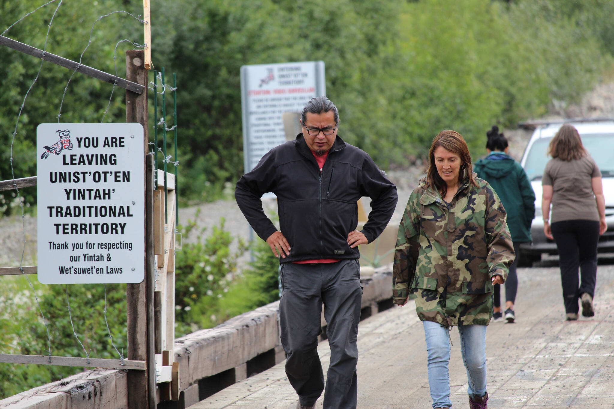 26758698_web1_Unistoten-Freda-Huson-and-Warner-Naziel-on-Moricebridge