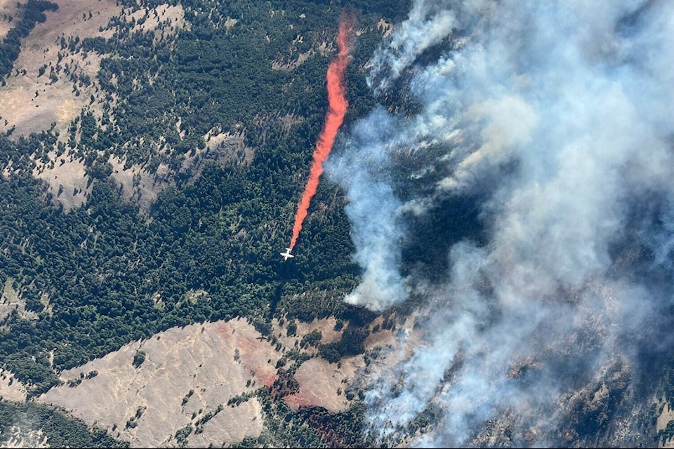 Fixed wing aircraft dropping retardent on a wildfire on Aug 18, 2023. (BC Wildfire Service photo)