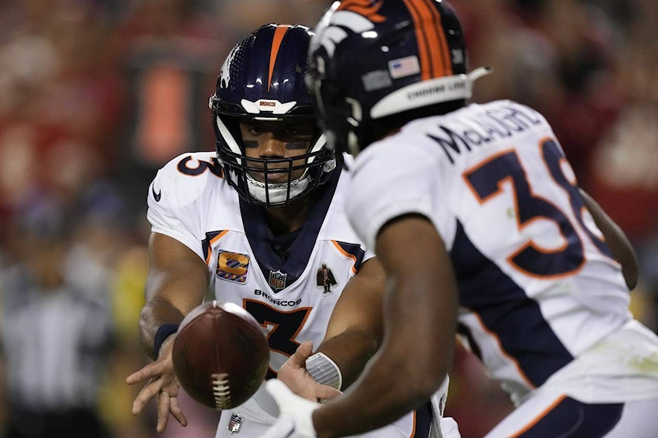 Broncos’ Russell Wilson throws 2 picks, struggles mightily in loss to