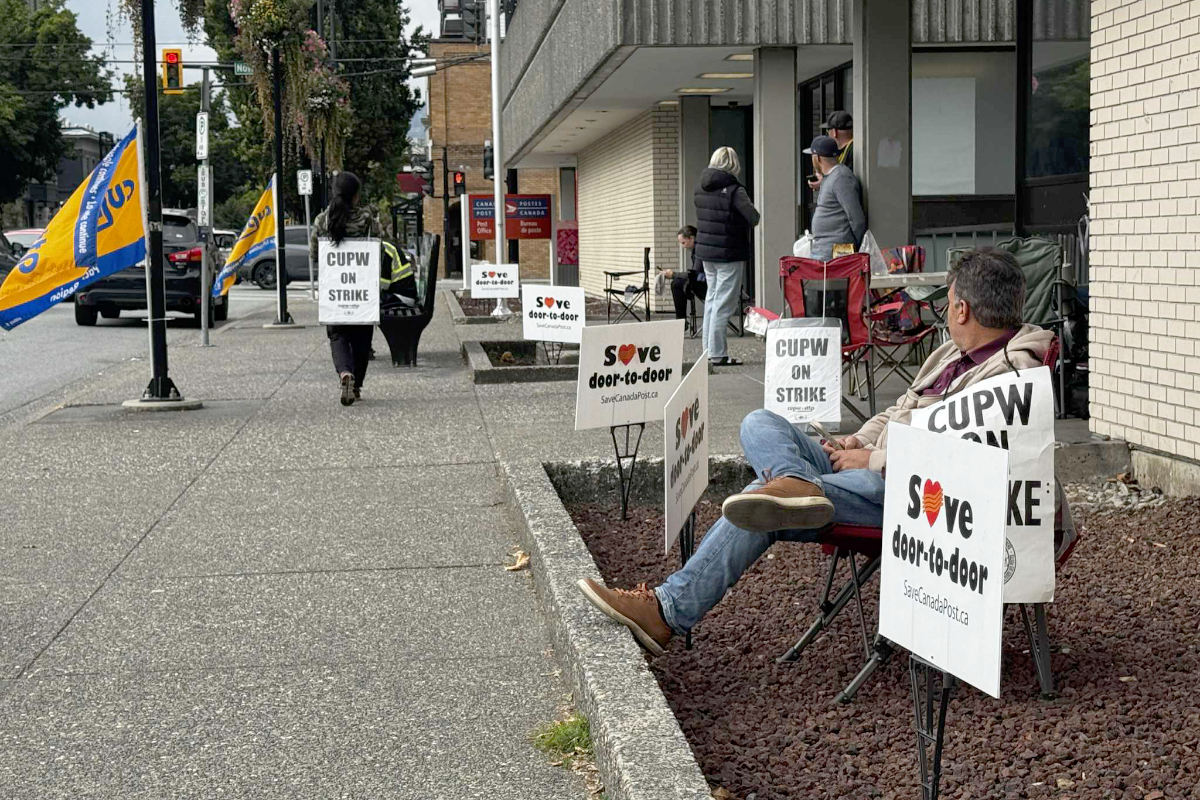 Canada Post union members move to rotating strike