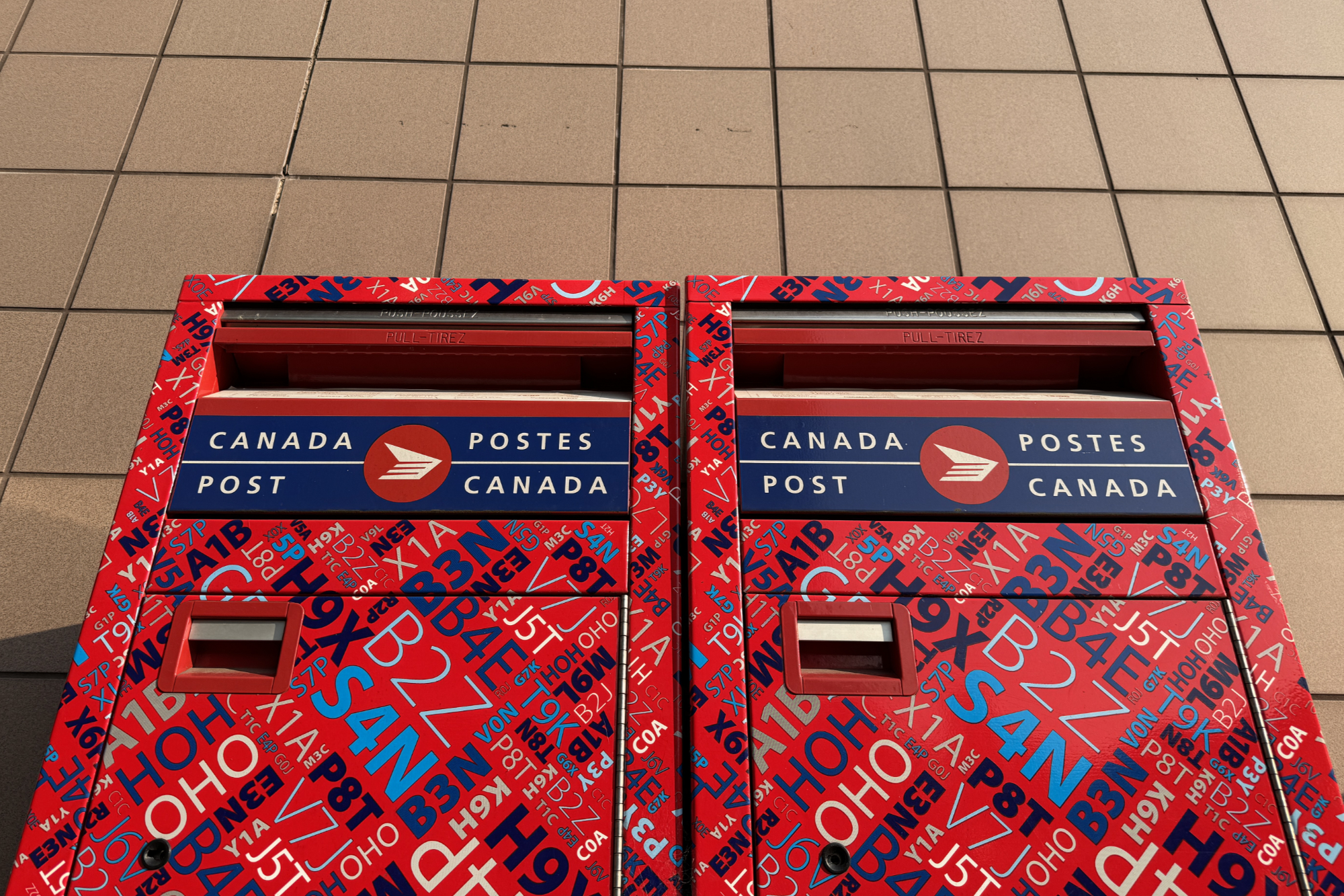 Workers stop delivering flyers as bargaining with Canada Post at standstill
