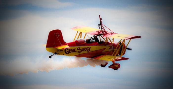 85345abbotsfordMid-Air-Hand-Shake_Abbotsfordairshow_Dutt_Surrey