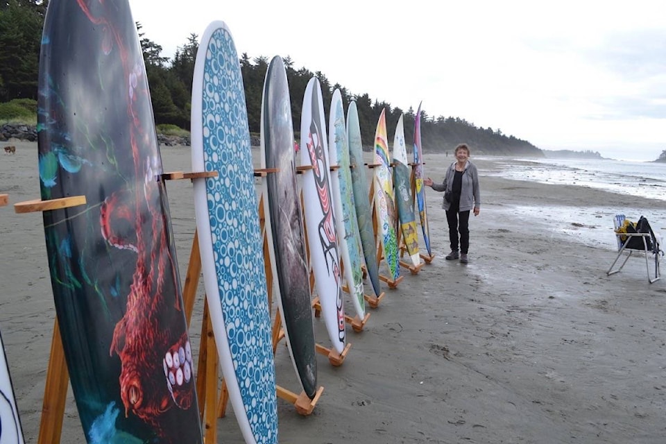 web1_170523-UWN-surfboard-auction